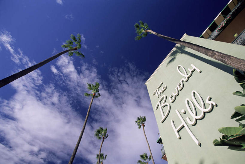 无人,横图,室外,白天,仰视,旅游,度假,植物,标志建筑,城市,地标,建筑,酒店,棕榈树,叶子,美国,阴影,光线,英文,标志,文字,影子,字符,字母,云,云朵,绿叶,云彩,娱乐,标识,建设,树,树木,蓝色,绿色,白云,蓝天,天空,阳光,自然,天,享受,休闲,嫩叶,旅游胜地,放松,生长,晴朗,成长,英文字母,北美,北美洲,加利福尼亚,美洲,棕榈叶,加州,洛杉矶,加利福尼亚州,金州,黄金州,比佛利山庄,北亚美利加洲,亚美利加洲,贝弗利山,比华利山,天使之城,贝弗利山庄,比弗利山庄,叶,叶片,晴空,彩图,低角度拍摄,旅店