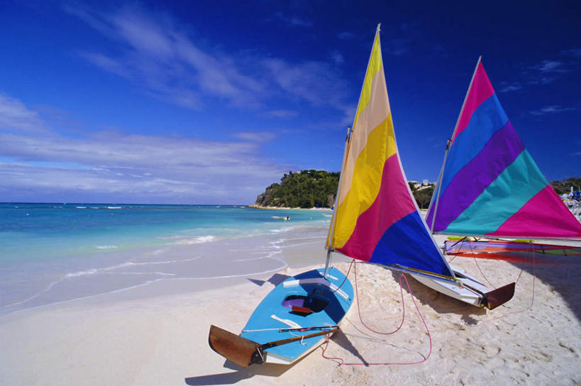 帆船,无人,横图,室外,白天,正面,旅游,度假,海浪,海洋,美景,沙滩,植物,船,沙子,海岸,景观,浪花,水平线,云,云朵,辽阔,海平线,沙地,云彩,娱乐,树,树木,蓝色,绿色,白云,蓝天,天空,自然,海水,交通工具,天,享受,休闲,广阔,景色,放松,生长,晴朗,成长,一望无际,北美,北美洲,自然风光,载具,美洲,海景,北亚美利加洲,亚美利加洲,无边无际,一马平川,安提瓜岛,巴布达,巴布达岛,安提瓜,杜尔西纳岛,大海,风浪,海,海水的波动,海滩,近岸浪,涌浪,晴空,彩图,水天相接,水天一线