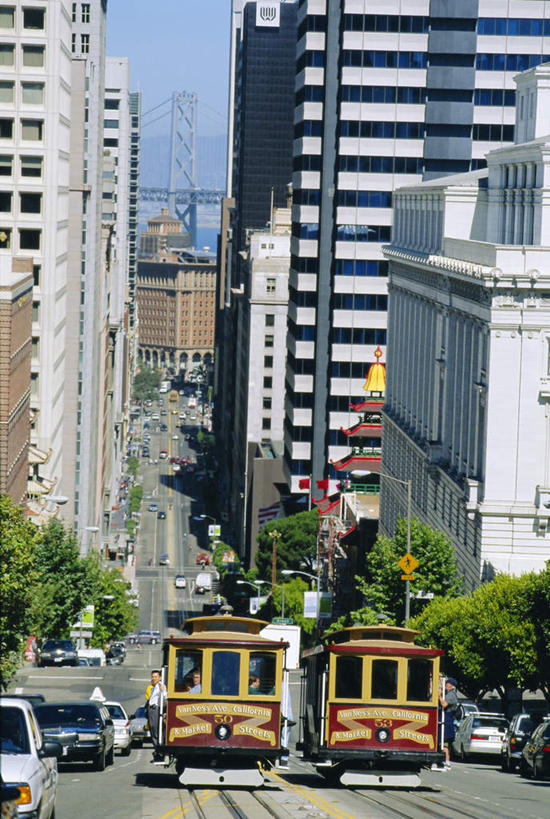 西方人,家,高楼大厦,走,竖图,室外,白天,正面,度假,美景,植物,城市风光,城市,大厦,建筑,摩天大楼,欧洲,美国,欧洲人,阴影,服装,光线,影子,房屋,屋子,景观,云,云朵,公寓,许多人,云彩,注视,休闲装,娱乐,洋房,楼房,住宅,缆车,树,树木,衣服,蓝色,绿色,白云,蓝天,天空,阳光,自然,楼宇,交通工具,天,观察,看,一群人,享受,休闲,休闲服,景色,放松,服饰,生长,晴朗,成长,观看,察看,北美,北美洲,关注,加利福尼亚,美洲,索道,旧金山,加州,加利福尼亚州,圣弗朗西斯科,三藩市,金州,黄金州,海湾大桥,北亚美利加洲,亚美利加洲,缆索铁路,男人,男性,女人,女性,中年男性,中年女性,白种人,晴空,步行,散步,走路,彩图,全身,房子,大楼,高层建筑,高楼,摩天楼,旧金山.奥克兰海湾大桥