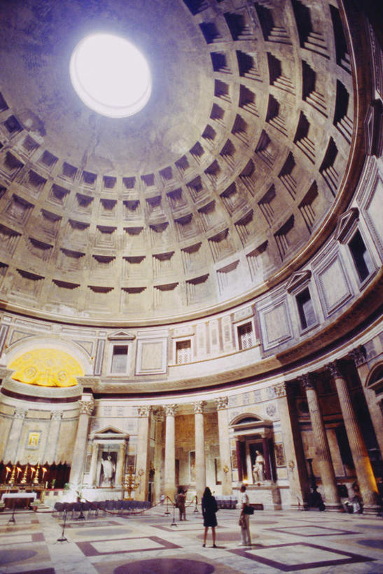 西方人,三个人,站,竖图,室内,白天,仰视,旅游,度假,名胜古迹,标志建筑,地标,建筑,雕塑,意大利,欧洲,罗马,欧洲人,服装,遗迹,艺术,装饰,雕刻,雕像,墙,首都,注视,休闲装,古迹,文物,娱乐,建设,古建筑,墙壁,墙面,衣服,工艺品,观察,看,站着,享受,休闲,休闲服,旅游胜地,放松,服饰,观看,纪念,美术,察看,关注,南欧,主题,陈列,古文明,意大利共和国,功能,美学,万神殿,万神庙,罗马万神殿,罗马万神庙,男人,男性,女人,女性,中年男性,中年女性,白种人,站立,彩图,低角度拍摄,全身