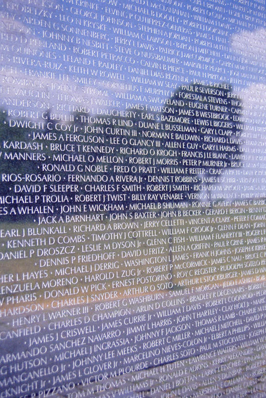 无人,竖图,室外,特写,白天,正面,旅游,度假,标志建筑,地标,建筑,华盛顿,美国,阴影,光线,英文,标志,文字,影子,字符,字母,云,云朵,纪念碑,云彩,娱乐,标识,建设,蓝色,白云,蓝天,天空,阳光,天,享受,休闲,旅游胜地,放松,晴朗,纪念,留念,英文字母,北美,北美洲,美洲,怀念,华盛顿州,常绿之州,常青州,北亚美利加洲,亚美利加洲,记念,华盛顿哭墙,越南战争纪念碑,越战纪念碑,越战将士纪念碑,越战墙,越战阵亡将士纪念碑,晴空,彩图