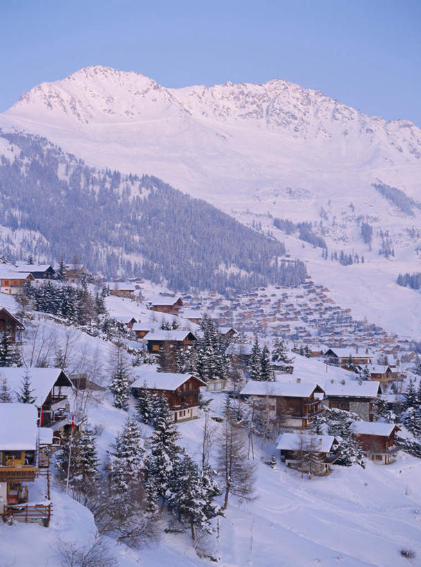 无人,家,木屋,竖图,俯视,室外,白天,旅游,度假,石头,美景,山,雪,雪山,植物,大雪,瑞士,欧洲,阴影,光线,石子,影子,冰,积雪,景观,山顶,山峰,雪景,冬季,冬天,山峦,娱乐,住宅,树,树木,蓝色,绿色,蓝天,天空,阳光,自然,天,享受,休闲,景色,放松,寒冷,生长,晴朗,成长,冰冷,自然风光,中欧,万里无云,严寒,瑞士联邦,冰凉,酷寒,凛冽,凛凛,极冷,颠峰,极峰,瓦莱州,韦尔毕耶,石块,岩石,晴空,晴空万里,彩图,高角度拍摄,茅舍,茅屋,棚屋,小木屋,小屋