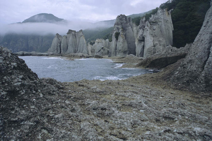 无人,横图,室外,白天,正面,旅游,度假,海浪,海洋,石头,美景,沙滩,山,山脉,雾,日本,亚洲,朦胧,模糊,沙子,石子,海岸,景观,浪花,山峰,沙地,山峦,娱乐,自然,海水,群山,享受,休闲,陡峭,景色,放松,迷雾,自然风光,海景,东亚,本州,本州岛,日本国,青森,青森县,东北地方,笔陡,峻峭,大海,风浪,海,海水的波动,海滩,近岸浪,石块,岩石,涌浪,大雾,彩图