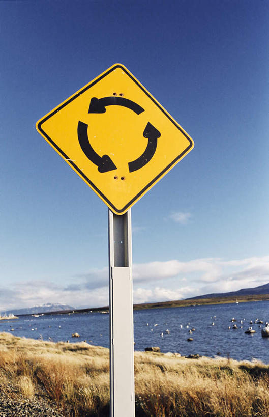 无人,竖图,室外,白天,仰视,旅游,度假,草地,草坪,海浪,海洋,石头,美景,山,山脉,植物,智利,阴影,朦胧,模糊,环绕,围绕,光线,石子,影子,景观,浪花,山峰,云,云朵,山峦,警告,云彩,环抱,方向,娱乐,箭头,草,黄色,蓝色,绿色,白云,蓝天,天空,阳光,自然,海水,群山,天,享受,休闲,景色,南美,放松,警示,晴朗,禁止,提醒,南美洲,指向,拉丁美洲,提示,限制,自然风光,美洲,海景,簇,亚美利加洲,南亚美利加洲,智利共和国,萦绕,纳塔莱斯港,危险,大海,风浪,海,海水的波动,近岸浪,石块,岩石,涌浪,晴空,彩图,低角度拍摄