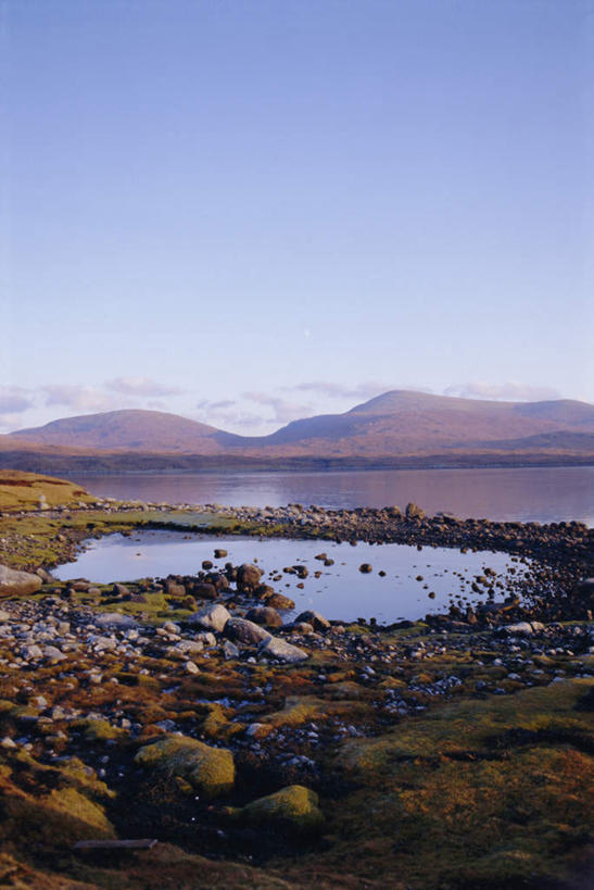 无人,竖图,室外,白天,正面,旅游,度假,河流,石头,美景,沙滩,山,山脉,水,英国,欧洲,阴影,波纹,光线,沙子,石子,影子,河岸,河水,河滩,景观,山峰,水流,涟漪,沙地,山峦,娱乐,苏格兰,蓝色,倒影,蓝天,水纹,天空,阳光,自然,波浪,群山,天,享受,休闲,景色,放松,晴朗,倒映,西欧,自然风光,大不列颠,大不列颠及北爱尔兰联合王国,万里无云,水晕,大不列颠联合王国,日不落英帝国,苏格兰王国,反照,刘易斯岛,外赫布里底群岛,石块,岩石,晴空,晴空万里,彩图