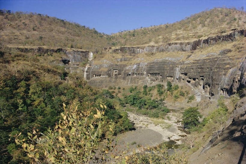 无人,横图,室外,白天,正面,旅游,度假,草地,草坪,石头,名胜古迹,山,山脉,植物,标志建筑,地标,建筑,印度,亚洲,阴影,遗迹,光线,石子,影子,洞,山峰,山峦,古迹,文物,娱乐,建设,古建筑,草,蓝色,绿色,蓝天,天空,阳光,群山,天,享受,休闲,旅游胜地,放松,洞穴,晴朗,南亚,古文明,穴,万里无云,印度共和国,马哈拉施特拉邦,阿旃陀,石块,岩石,晴空,晴空万里,彩图