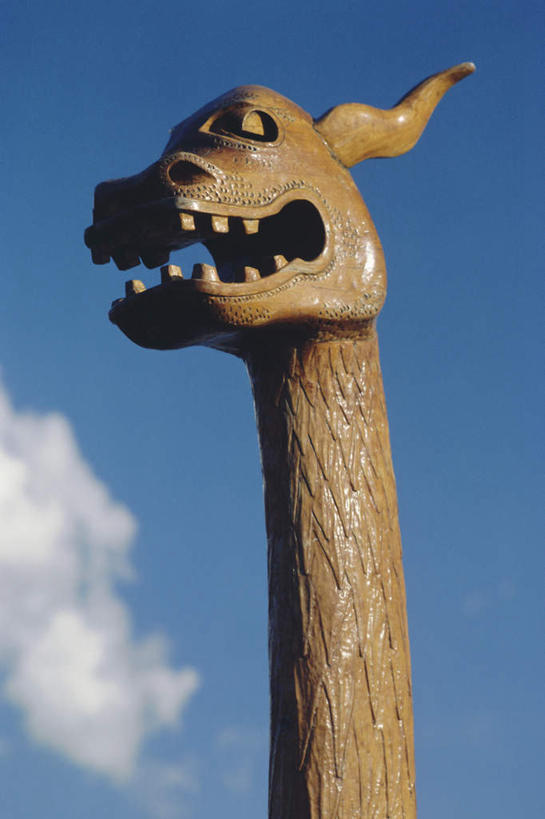 无人,竖图,室外,特写,白天,仰视,旅游,度假,成功,雕塑,挪威,欧洲,阴影,朦胧,模糊,艺术,装饰,光线,龙,雕刻,雕像,影子,云,云朵,首都,云彩,注视,娱乐,蓝色,白云,蓝天,天空,阳光,工艺品,天,观察,看,张嘴,享受,休闲,放松,晴朗,观看,纪念,美术,察看,斯堪的纳维亚,高贵,关注,北欧,斯堪的纳维亚半岛,主题,图腾,传说,陈列,张大嘴巴,奥斯陆,功能,美学,祥瑞,灵兽,权势,尊荣,挪威王国,幸运,晴空,张开嘴,半身,彩图,低角度拍摄