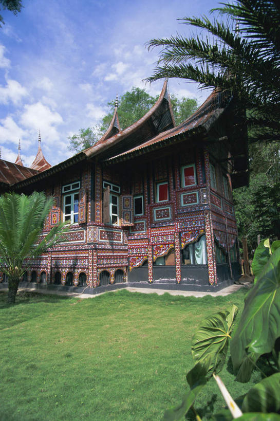 无人,家,竖图,室外,白天,仰视,度假,草地,草坪,美景,植物,城市风光,城市,棕榈树,叶子,印度尼西亚,印尼,亚洲,阴影,装饰,光线,影子,房屋,屋顶,屋子,景观,云,云朵,绿叶,云彩,顶棚,娱乐,楼房,住宅,草,树,树木,蓝色,绿色,白云,蓝天,天空,自然,天,享受,休闲,嫩叶,景色,放松,东南亚,生长,晴朗,成长,华丽,修饰,点缀,苏门答腊,棕榈叶,印度尼西亚共和国,衬托,美观,雅致,雅观,富丽,华美,苏门答腊岛,叶,叶片,晴空,彩图,低角度拍摄,房子