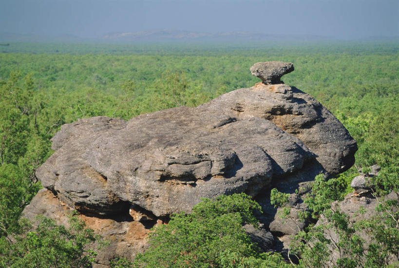 无人,公园,横图,俯视,室外,白天,旅游,度假,草地,草坪,石头,名胜古迹,植物,雾,标志建筑,地标,建筑,澳大利亚,阴影,朦胧,模糊,遗迹,光线,石子,影子,悬崖,古迹,文物,娱乐,建设,古建筑,草,树,树木,蓝色,绿色,蓝天,天空,自然,平原,天,享受,休闲,旅游胜地,放松,生长,晴朗,成长,灌木,迷雾,国家公园,大洋洲,澳洲,古文明,万里无云,南方大陆,澳大利亚联邦,北领地,卡卡都国家公园,卡卡杜国家公园,石块,岩石,大雾,晴空,晴空万里,彩图,高角度拍摄