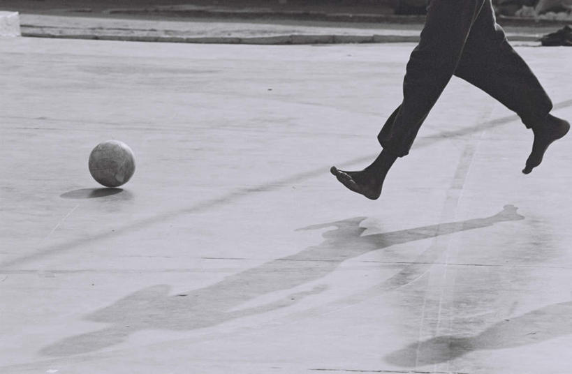 西方人,腿部,脚,脚趾,脚趾甲,腿,一个人,跳,横图,室外,白天,侧面,运动服,足球,欧洲,非洲,黑人,欧洲人,仅一个男性,仅一个人,阴影,服装,光线,影子,足球装备,半空,光脚,运动器械,仅一个年轻男性,衣服,阳光,赤脚,健身器械,服饰,张开双腿,衣着,穿着,健身器材,蹴鞠,衣饰,展开双腿,足球运动,男人,男性,年轻男性,非洲人,脚指甲,跳跃,半身,彩图,运动器材,伸展双腿,运动装