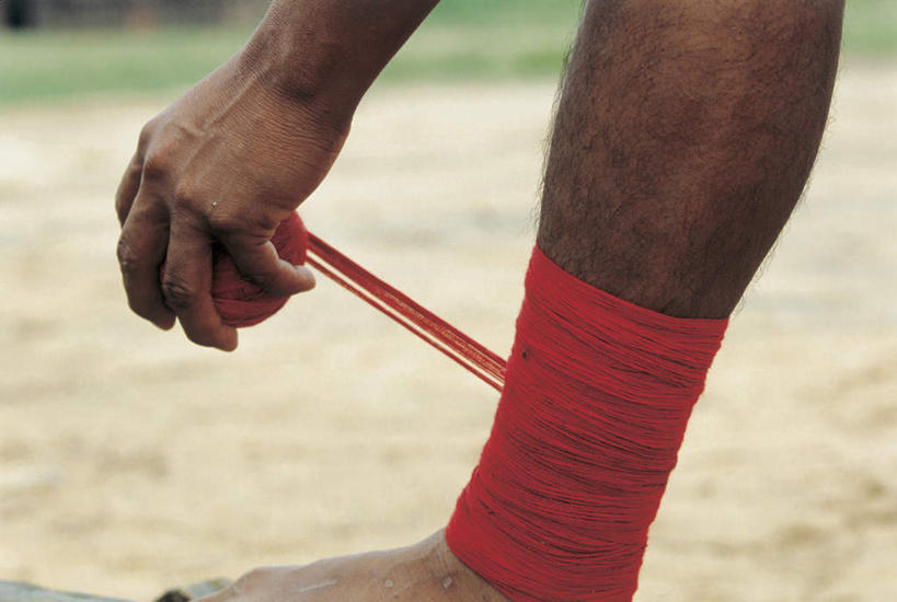 西方人,手,腿部,脚,脚趾,脚趾甲,腿,一个人,站,横图,室外,特写,白天,侧面,欧洲,非洲,黑人,欧洲人,仅一个男性,仅一个人,仅一个中年男性,捆扎,握,包裹,拿,拿着,绳子,站着,手部,握着,遮,遮掩,捆绑,单手,掩盖,遮挡,遮盖,掩饰,男人,男性,中年男性,非洲人,脚指甲,站立,半身,彩图