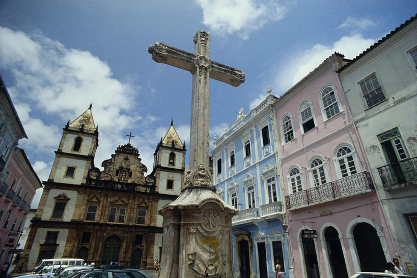 无人,家,教堂,横图,室外,白天,仰视,旅游,度假,标志建筑,地标,建筑,雕塑,巴西,萨尔瓦多,一排,阴影,节日,艺术,整齐,装饰,光线,雕刻,雕像,十字架,影子,房屋,屋子,云,云朵,公寓,云彩,文化,娱乐,建设,洋房,楼房,石雕,住宅,排列,蓝色,白云,蓝天,天空,阳光,工艺品,天,祈祷,享受,休闲,健康,旅游胜地,南美,放松,许愿,宗教,信仰,晴朗,纪念,祈求,美术,南美洲,基督教,拉丁美洲,队列,天主教,主题,美洲,陈列,信念,巴西联邦共和国,首府,功能,美学,亚美利加洲,南亚美利加洲,巴伊亚,巴伊亚州,平安,晴空,彩图,低角度拍摄,房子,大教堂,礼拜堂