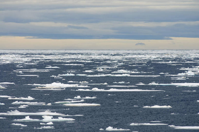 无人,横图,室外,白天,北极,冰山,水,多云,全球变暖,挪威,漂浮,冰,冰川,风景,自然,摄影,气象,气候,海景,斯瓦尔巴德群岛,海滩,彩图,冰架