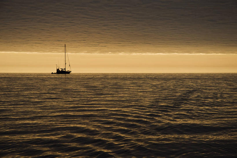 帆船,划艇,无人,横图,室外,白天,探险,北极,日落,船,挪威,艺术,地平线,云,交通工具,幻想,运输,摄影,文学,载具,斯瓦尔巴德群岛,冒险,彩图,旅行,超现实主义,流派,艺术流派