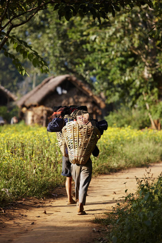 成年人,中年人,两个人,竖图,室外,白天,锻炼,旅游,度假,尼泊尔,工作,娱乐,享受,休闲,放松,摄影,货运,运送,渴望,背包客,男人,中年男性,步行,彩图,旅行,门房
