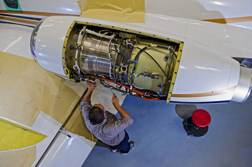 西方人,成年人,中年人,一个人,横图,俯视,室内,技术,欧洲,美国,欧洲人,仅一个男性,仅一个人,仅一个中年男性,工作,工业,运输,摄影,修理,堪萨斯,男人,男性,中年男性,白种人,彩图,高角度拍摄,机械工人