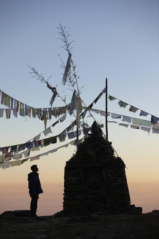 成年人,一个人,竖图,室外,白天,尼泊尔,亚洲,仅一个男性,经幡,看,祈祷,摄影,佛教,剪影,喜马拉雅山脉,灵性,男人,爬山,彩图