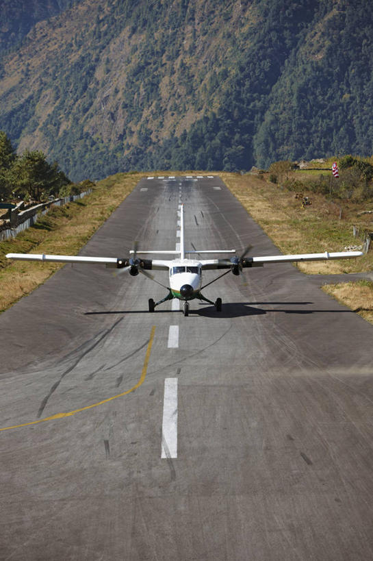 无人,竖图,室外,白天,旅游,飞机,尼泊尔,亚洲,螺旋桨,交通,山谷,航空,停机坪,交通工具,运输,摄影,客机,载具,南亚,喜马拉雅山脉,尼泊尔王国,专区,彩图,旅行,萨加玛塔专区,索卢坤布县,坤布,珠穆朗玛地区,飞机跑道,商务机