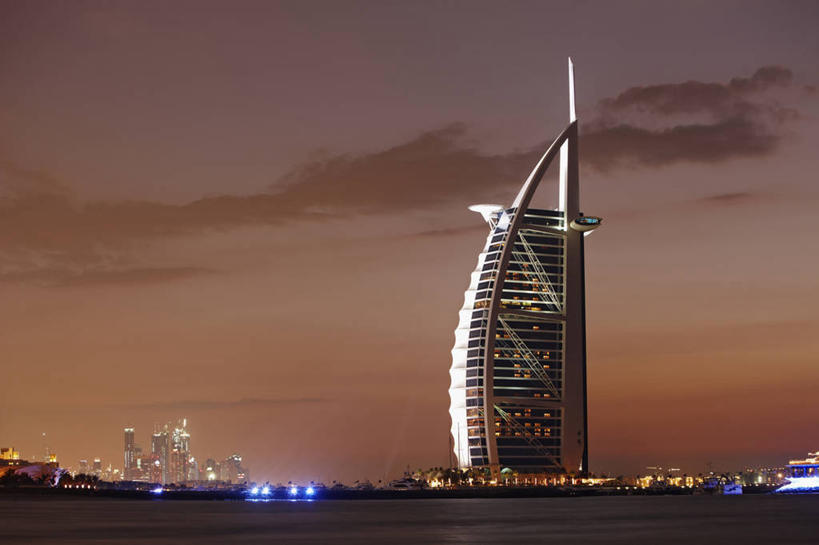 无人,横图,室外,夜晚,留白,技术,城市,建筑,酒店,摩天大楼,对称,黄昏,摄影,中东,华贵,反差,梦想,阿拉伯联合酋长国,迪拜,波斯湾,发展,进展,设计,彩图,碧海皇宫,帆船酒店,广角拍摄