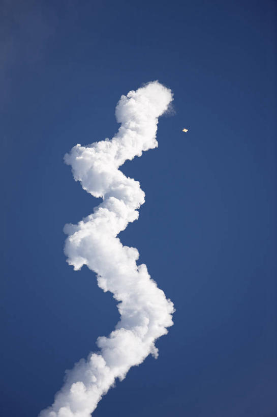 无人,竖图,室外,白天,技术,火箭,美国,起飞,太空船,蒸汽,烟雾,烟,摄影,污染,废气,北美,北美洲,噪声,美洲,飞机尾迹,太空旅行器,佛罗里达,佛罗里达州,尾迹云,机尾云,飞机拉烟,云带,尾迹,佛州,阳光州,北亚美利加洲,亚美利加洲,机尾迹,飞机尾气,冷凝,雷雨,彩图,美利坚合众国,空间探索