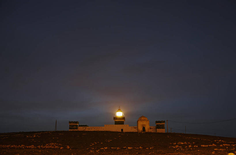 无人,横图,室外,夜晚,道路,非洲,摩洛哥,信息,光,灯塔,交通,方向,大西洋,摄影,引导,指导,指引,照亮,眨眼,北非,航标,岩石,彩图,导航