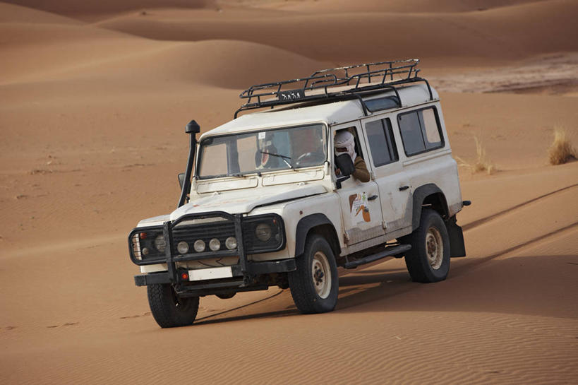 成年人,一个人,横图,室外,白天,探险,越野车,汽车,非洲,摩洛哥,仅一个男性,朦胧,模糊,沙丘,车,交通工具,驾驶,摄影,载具,吉普车,监视,北非,撒哈拉沙漠,冒险,男人,彩图,路虎,多功能车