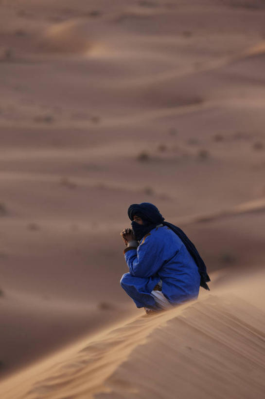 西方人,成年人,一个人,坐,竖图,室外,白天,沙漠,欧洲,非洲,摩洛哥,黑人,欧洲人,仅一个男性,沙子,沙丘,看,摄影,灰尘,北非,撒哈拉沙漠,男人,非洲人,彩图,贝多因人,游牧民族