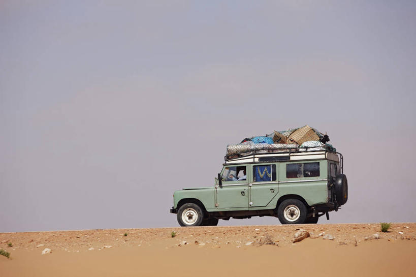 一个人,横图,室外,白天,沙漠,越野车,汽车,非洲,摩洛哥,朦胧,模糊,沙子,车,行李,交通工具,运输,摄影,载具,驾车,吉普车,北非,撒哈拉沙漠,彩图,旅行,路虎,多功能车