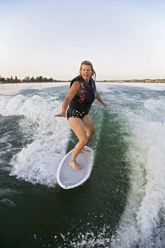 成年人,中年人,一个人,竖图,室外,白天,海浪,湖,美国,仅一个女性,仅一个人,船尾波,波浪,仅一个中年女性,摄影,女人,女性,中年女性,休闲活动,彩图,旅行