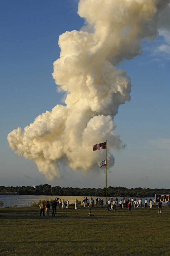 竖图,室外,白天,美国,起飞,太空,许多人,一群人,烟,摄影,北美,北美洲,美洲,航天飞机,亚特兰蒂斯号,佛罗里达,佛罗里达州,佛州,阳光州,肯尼迪航天中心,北亚美利加洲,亚美利加洲,空气污染,梅里特岛,美国宇航局,彩图,美利坚合众国,空间探索