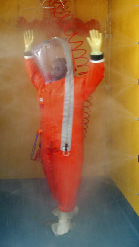 西方人,成年人,中年人,一个人,科学家,竖图,工作服,制服,安全,欧洲,非洲,美国,黑人,欧洲人,仅一个男性,仅一个人,仅一个中年男性,科学,防护,容器,生病,摄影,保护,保险,防护服,亚特兰大,保全,周全,安稳,安定,出血热,工作制服,微生物学,平安,男人,男性,中年男性,非洲人,洗涤,彩图,工作套服