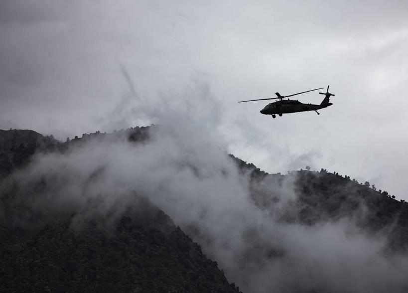 无人,横图,室外,留白,山,雨,风,暴风雨,阿富汗,山顶,云,螺旋桨,飞,一个,战争,转,运输,摄影,单个,支撑,军用机,UH-60黑鹰直升机,彩图,兴都库什山脉