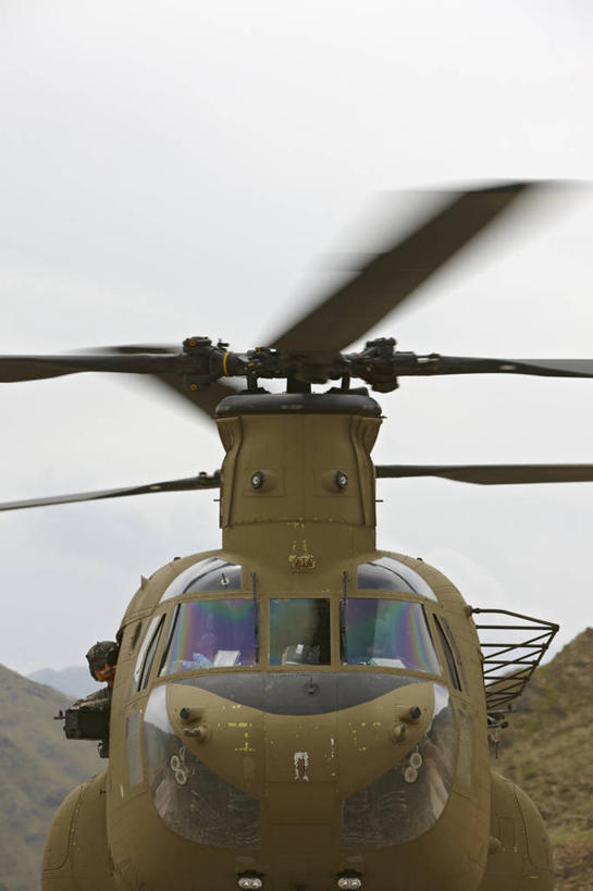 一个人,竖图,留白,运动模糊,山,山脉,阿富汗,士兵,军事,螺旋桨,旋转,休息,战争,转,运输,摄影,直升机,军用机,座舱,军队,CH-47支奴干直升机,彩图,美国军事,兴都库什山脉