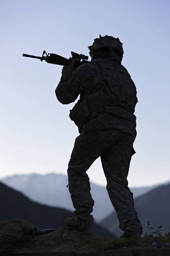 成年人,中年人,一个人,站,竖图,室外,侧面,山,阿富汗,仅一个男性,仅一个人,仅一个中年男性,士兵,军事,工作,枪支,头盔,头饰,山顶,看,武器,力量,战争,摄影,早晨,瞄准,剪影,监视,来福枪,搜寻,军队,英雄,技能,男人,男性,中年男性,彩图,特种部队,美国军事,兴都库什山脉,步兵