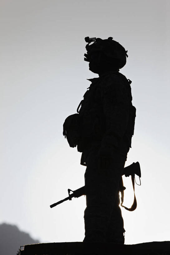 成年人,中年人,一个人,站,竖图,阿富汗,仅一个男性,仅一个人,仅一个中年男性,士兵,军事,枪支,头盔,头饰,武器,战争,摄影,早晨,剪影,机关枪,来福枪,军队,技能,男人,男性,中年男性,彩图,特种部队,美国军事,步兵