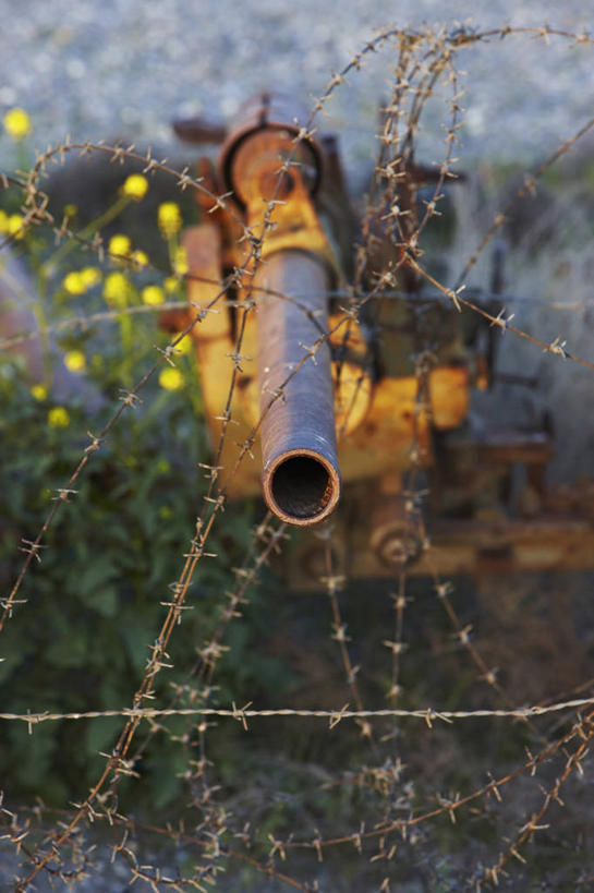 无人,横图,竖图,阿富汗,废弃,军事,枪支,战争,摄影,报废,废物,打斗,丢弃,毁灭,放弃,抛弃,摈弃,厌倦,彩图,屏弃,摈斥,摒除,带刺铁丝网