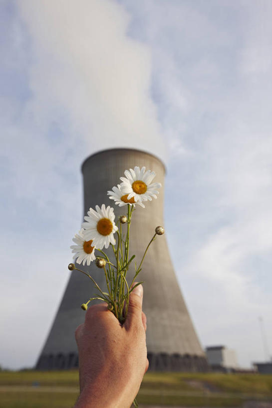 西方人,成年人,中年人,手,一个人,工厂,竖图,安全,欧洲,美国,欧洲人,仅一个男性,仅一个人,仅一个中年男性,环保,塔,混凝土,野花,放射,草,雏菊,花,绿色,平原,摄影,能源,电,抗议,电源,部分,回收,资源,核反应堆,恐怖,原子,改变,反差,利用,低碳,循环,替代能源,环境保护,冷却塔,密苏里,持续,危险,男人,男性,中年男性,白种人,彩图,反话