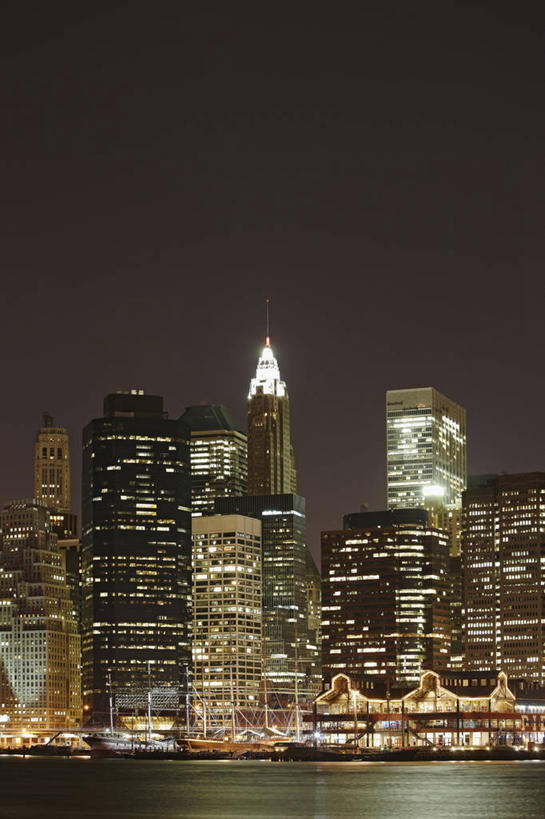 无人,竖图,室外,夜晚,留白,商务,水,天际线,城市,建筑,摩天大楼,纽约,美国,曼哈顿,地标建筑,金融,摄影,企业,公司,华尔街,纽约港,金融区,彩图,旅行,东河