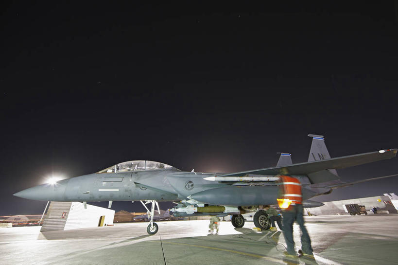 成年人,中年人,一个人,横图,夜晚,留白,运动模糊,飞机,炸弹,阿富汗,美国,仅一个男性,仅一个人,仅一个中年男性,着陆,乘务员,武器,战争,摄影,空军,飞行器,战斗机,北美,北美洲,打斗,美洲,起落架,军用机,美军,军用战斗机,军用直升机,座舱,麦克唐纳.道格拉斯,鹰式战斗机,F-15鹰式战斗机,F-15战斗机,北亚美利加洲,亚美利加洲,男人,男性,中年男性,彩图,美利坚合众国,F-15E攻击鹰式战斗轰炸机,美国空军