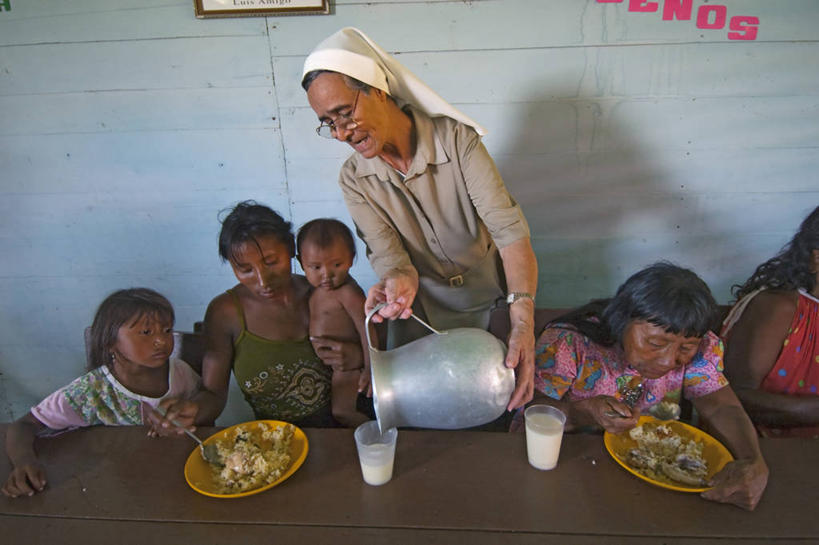 儿童,成年人,中年人,老年人,人群,护士,横图,委内瑞拉,五个人,倒,乡村,食品,南美,摄影,宗教,南美洲,膳食,拉丁美洲,美洲,亚美利加洲,南亚美利加洲,委内瑞拉玻利瓦尔共和国,阿马库罗三角洲州,老年女性,女孩,女人,女性,中年女性,修女,彩图,幼儿