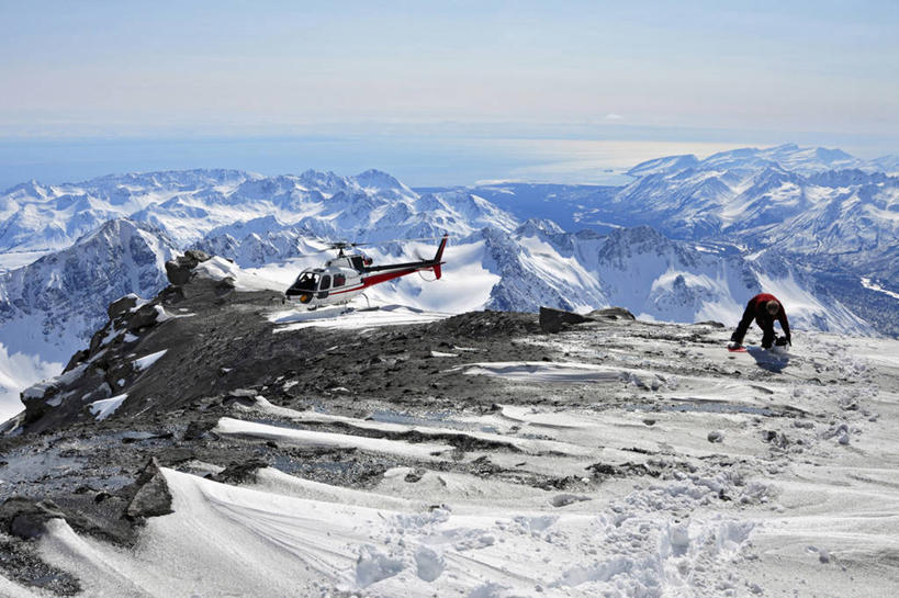 西方人,成年人,中年人,一个人,横图,室外,火山,山,山脉,雪,欧洲,美国,欧洲人,仅一个男性,仅一个人,仅一个中年男性,科学,摄影,直升机,灰,地质学,地质学家,男人,男性,中年男性,白种人,活火山,彩图