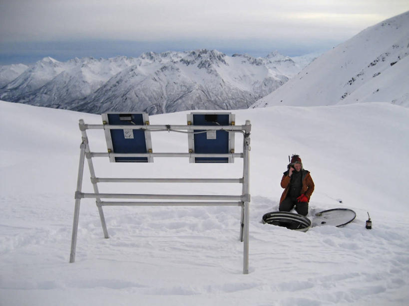 西方人,成年人,中年人,一个人,横图,室外,技术,太阳能,山,山脉,雪,欧洲,美国,欧洲人,仅一个男性,仅一个人,仅一个中年男性,科学,摄影,地质学,地质学家,太阳能电池板,男人,男性,中年男性,白种人,电话机,彩图