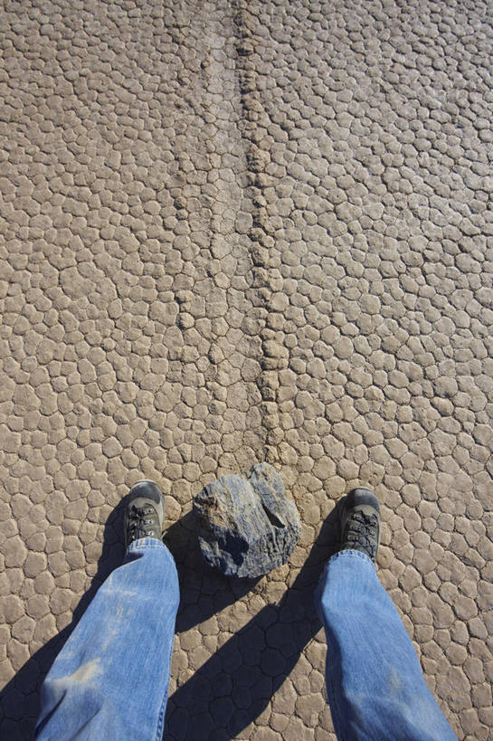 西方人,成年人,中年人,腿,一个人,体育馆,公园,运动场,竖图,室外,探险,沙漠,风,欧洲,美国,欧洲人,仅一个男性,仅一个人,仅一个中年男性,滑,形状,沮丧,科学,地平线,痕迹,牛仔裤,休闲装,体育场,马场,幻想,摄影,怪异,部分,挖掘,泥,北美,北美洲,国家公园,加利福尼亚,美洲,自然现象,足,赛马场,加州,死亡谷国家公园,加利福尼亚州,金州,黄金州,跑马场,北亚美利加洲,亚美利加洲,运动馆,大盆地国家公园,四肢,死谷,死谷国家公园,地质学,盐滩,自然地理,男人,男性,中年男性,白种人,岩石,彩图,旅行,高岭石,美利坚合众国