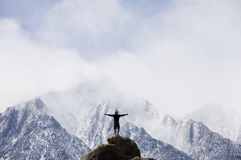 西方人,成年人,中年人,一个人,举,攀登,横图,室外,留白,探险,自由,成功,信心,暴风雨,欧洲,美国,欧洲人,仅一个男性,仅一个人,仅一个中年男性,山顶,云,宏伟,托,休息,力量,摄影,灵感,北美,北美洲,成就,加利福尼亚,美洲,梦想,渴望,加州,加利福尼亚州,内华达山,内华达山脉,金州,黄金州,北亚美利加洲,亚美利加洲,技能,冒险,男人,男性,中年男性,白种人,举起,举手,举着,爬山,向上举,向上伸,向上托,彩图,旅行,欢乐,美利坚合众国,龙柏