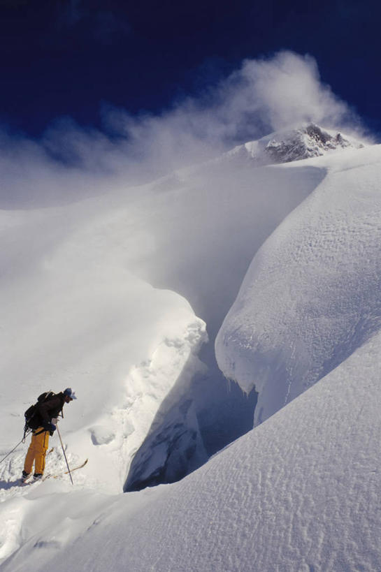 西方人,成年人,中年人,一个人,竖图,室外,侧面,火山,雪,欧洲,美国,欧洲人,仅一个男性,仅一个人,仅一个中年男性,研究,科学,车,交通工具,摄影,雪橇,攀冰,载具,雪橇车,冰河,地质学,滑雪运动,男人,男性,中年男性,白种人,活火山,爬山,彩图,护林员