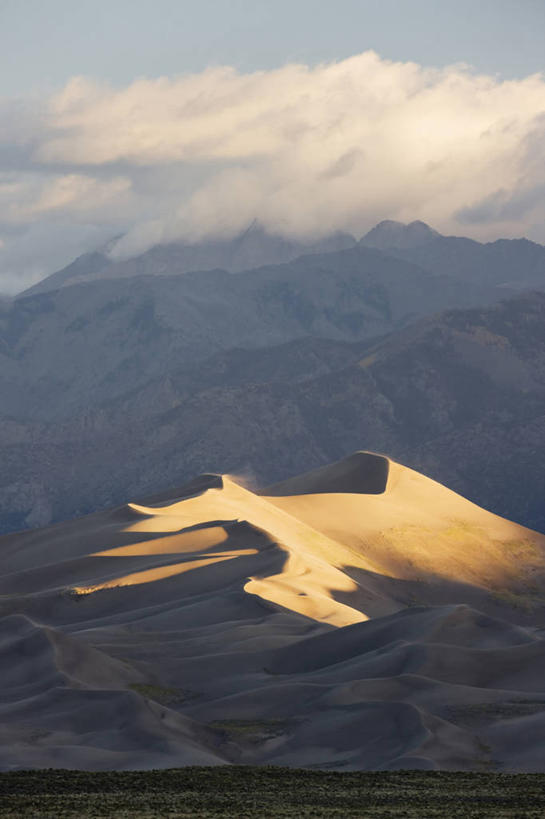 无人,竖图,室外,日出,美景,山,暴风雨,日光,美国,沙子,地形,景观,山顶,云,沙丘,自然,地标建筑,景色,摄影,自然风光,科罗拉多州,洛矶山脉,大沙丘国家公园,自然地理,彩图