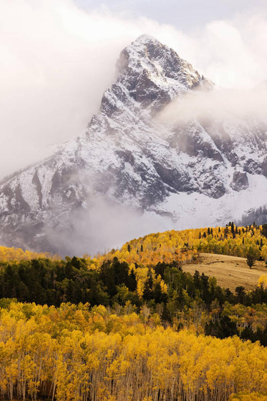 无人,竖图,室外,美景,森林,山,雪,暴风雨,美国,地形,景观,山顶,云,黄色,自然,地标建筑,景色,季节,摄影,气候,自然风光,美洲白杨,科罗拉多州,洛矶山脉,自然地理,气象学,彩图