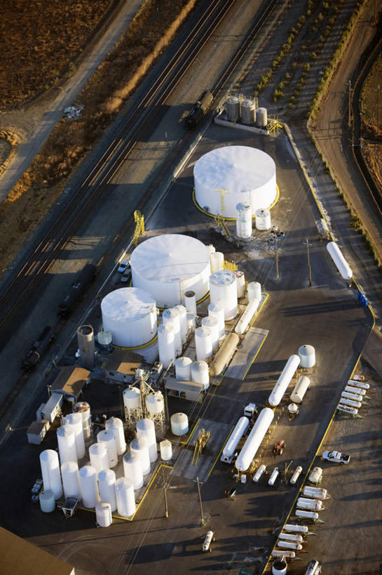 无人,竖图,俯视,航拍,农业,技术,美国,肥料,塑胶,饮食,白色,储油罐,摄影,石油工业,早晨,鸟瞰,货运,加利福尼亚,圆柱体,杀虫剂,彩图,高角度拍摄