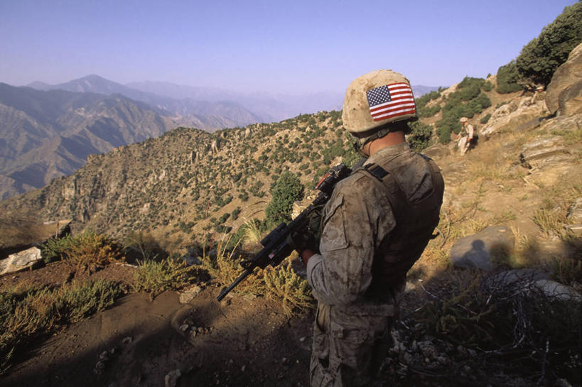 成年人,中年人,一个人,横图,室外,海洋,阿富汗,仅一个男性,仅一个人,仅一个中年男性,士兵,军事,头盔,头饰,山谷,战争,美国国旗,摄影,打斗,海军,搜寻,猎人,男人,男性,中年男性,彩图,M16步枪,美国海军陆战队,美国军事,兴都库什山脉