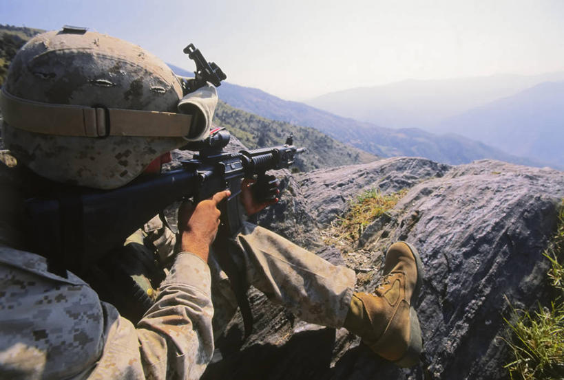 西方人,成年人,中年人,一个人,蹲,横图,室外,海洋,山,山脉,欧洲,阿富汗,欧洲人,仅一个男性,仅一个人,仅一个中年男性,战争,摄影,打斗,海军,进攻,监视,战役,猎人,男人,男性,中年男性,白种人,岩石,彩图,M16步枪,美国军事,兴都库什山脉,好奇心